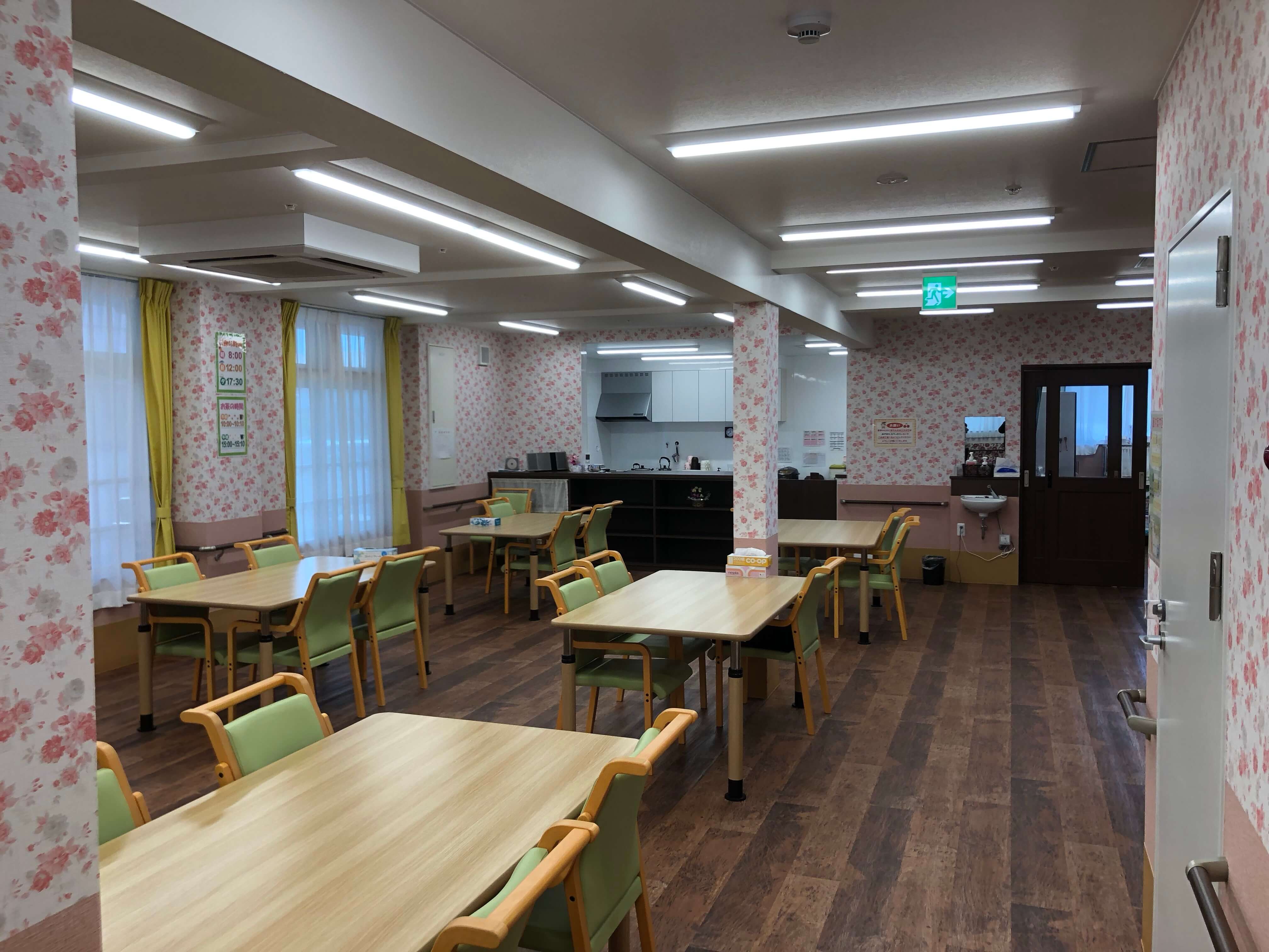 ご入居者様が一緒に食事をとれる場で、窓が多くとても明るい空間となっております。