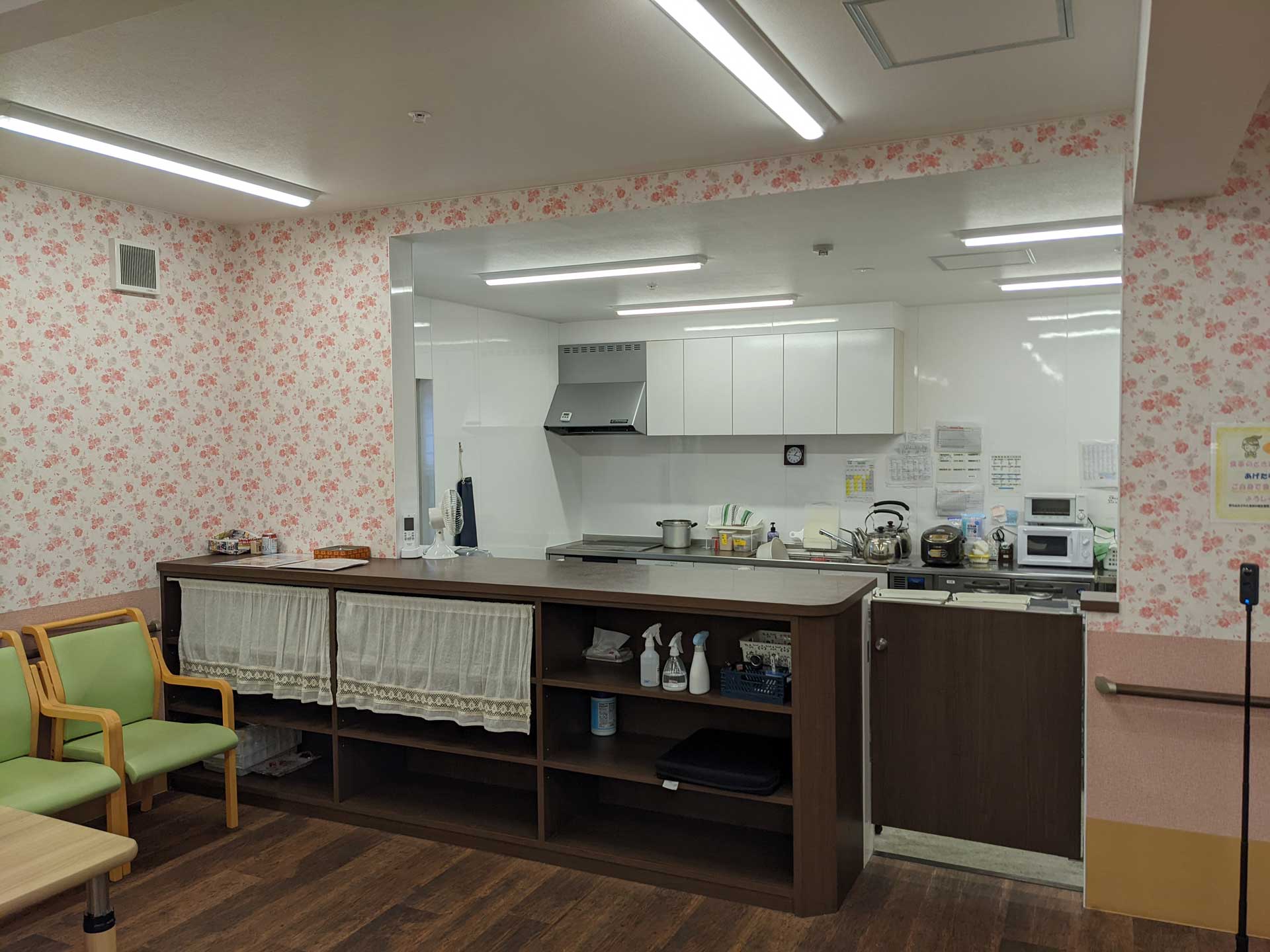 広く明るいオープンキッチン内で、おかずを温め・盛付けたり、ごはん、お汁物を調理し、ご提供しております。